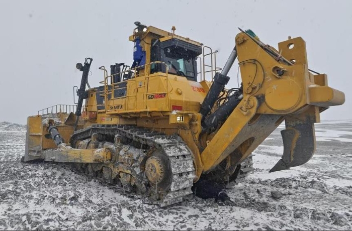 SHANTUI SD90 med bakmontert ripper på et snødekt gruveområde